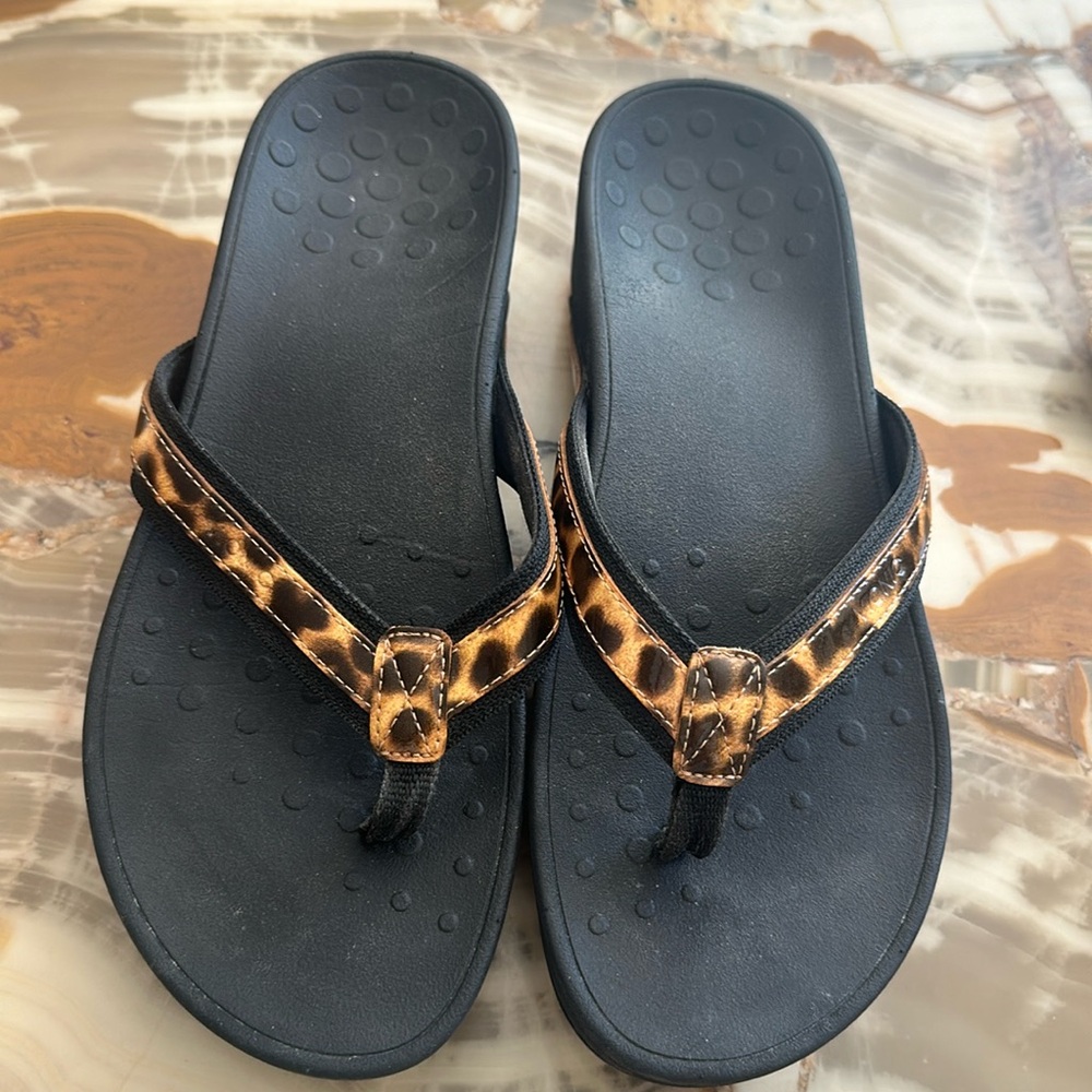 Vionic podiatrist designed sandal. Black with leopard trim.